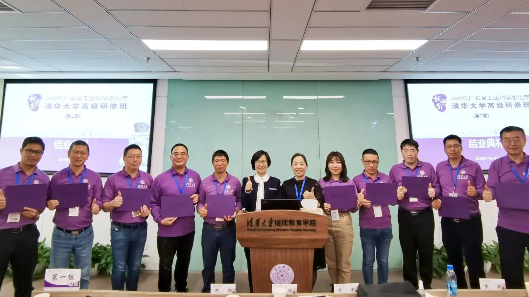 结业典礼上，为小组学员颁发结业证书