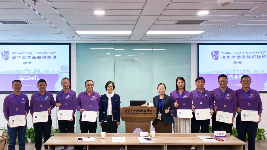 结业典礼上，为小组学员颁发结业证书