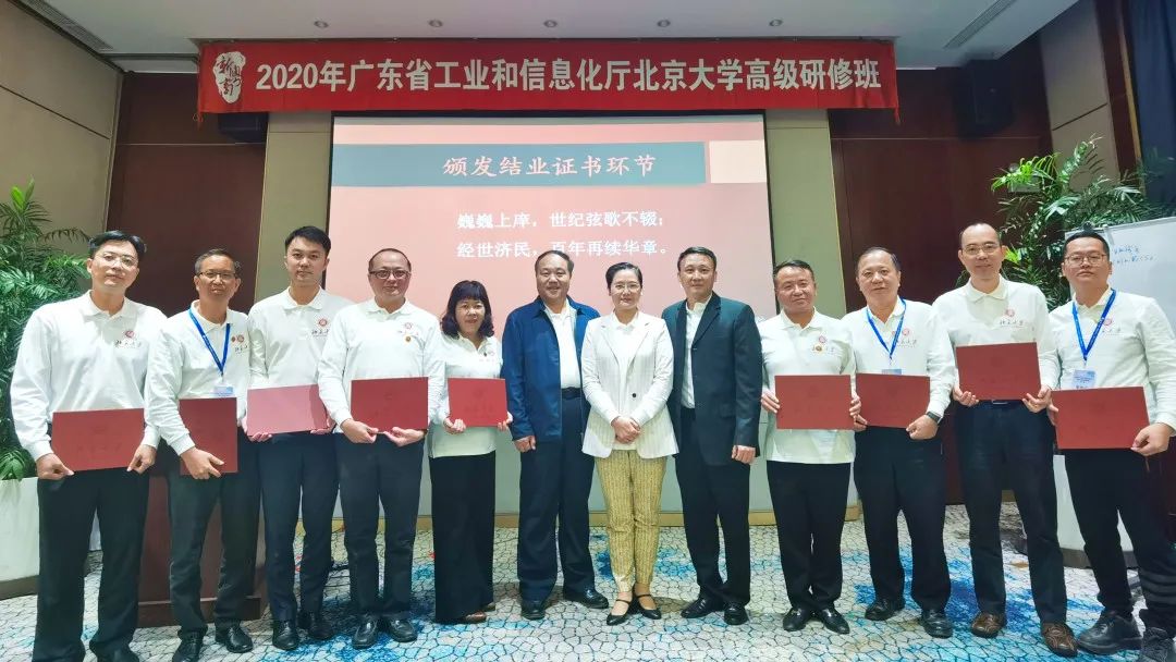 结业典礼上，为小组学员颁发结业证书
