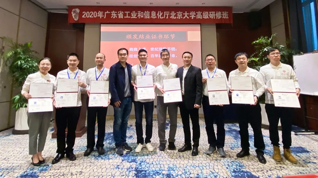 结业典礼上，为小组学员颁发结业证书