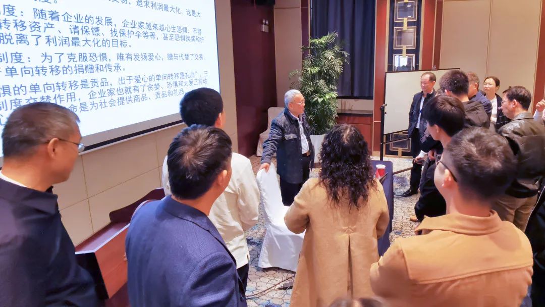 下课后，学员们和老师积极交流