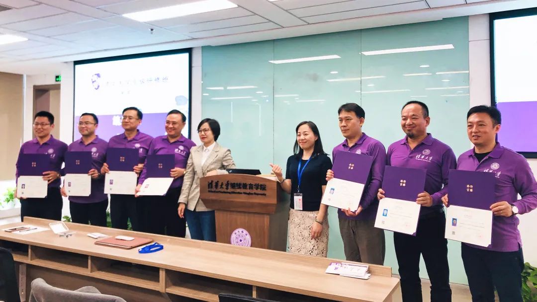 结业典礼上，为小组学员颁发结业证书
